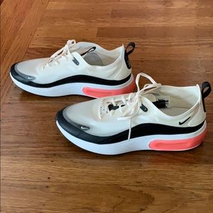 Nike Women’s Air Max Dia SE new